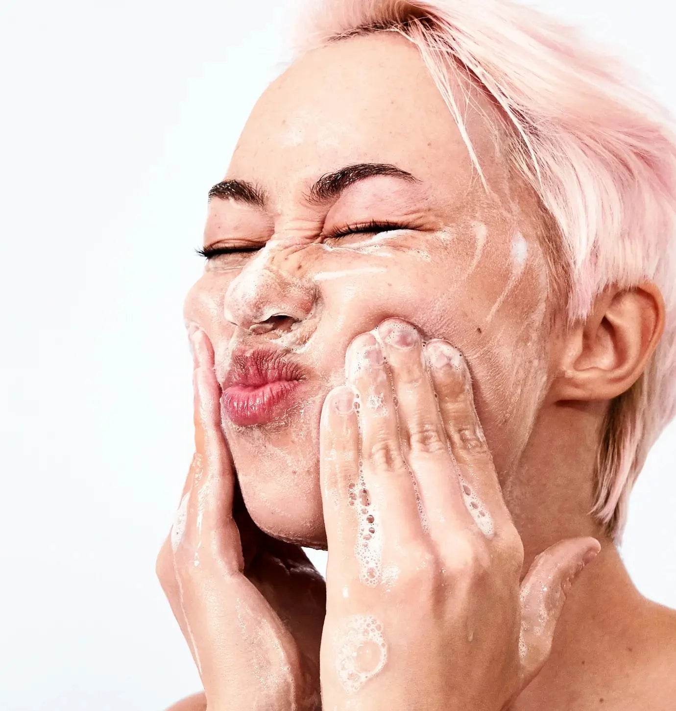 Carbontheory Facial Cleanser Foam in Use, Gently Washing Skin for a Refreshing Clean