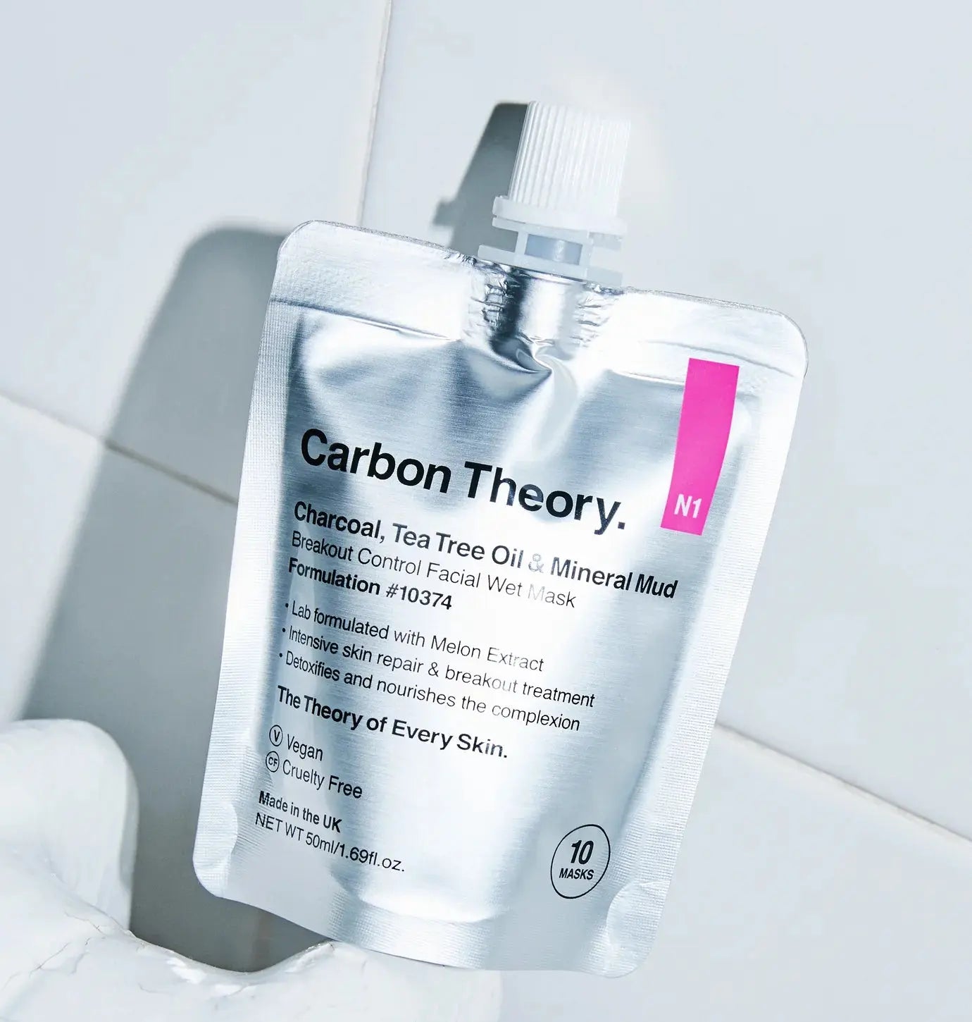 מסכת פנים עם פחם פעיל, שמן עץ התה ובוץ מינרלי - Carbontheory